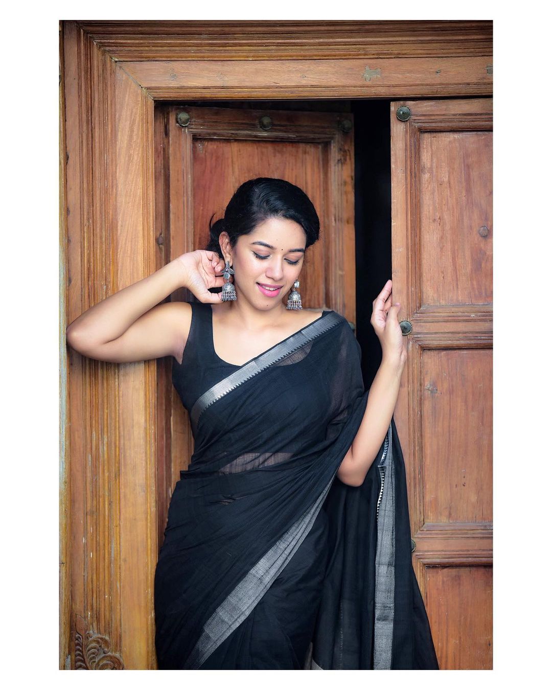 INDIAN ACTRESS MIRNALINI RAVI IMAGES IN BLACK SAREE 4